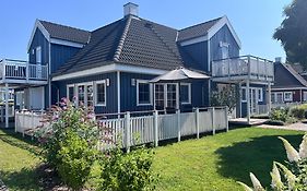 Blaues Haus am See